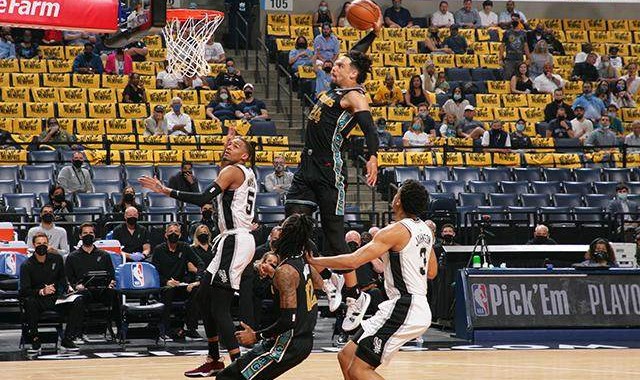 彩经网彩票走势图大全-内线+防守助灰熊留住希望 再战勇士三分球成关键